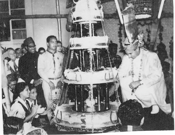 Hazar Imam cuts His birthday cake Karachi Pakistan 1964-12-13